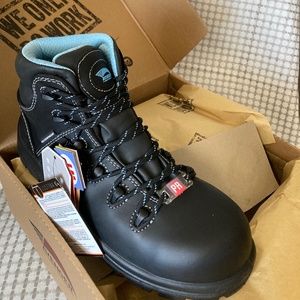 NWT Boots 9 Wide (D)